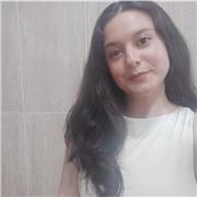 Profesora de inglés imparte clases para niños de todas las edades